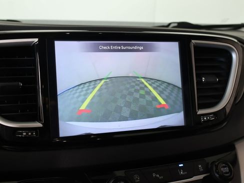 Used 2023 Chrysler Pacifica Touring-L image 6