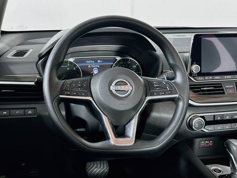 Used 2025 Nissan Altima 2.5 SV FWD image 18