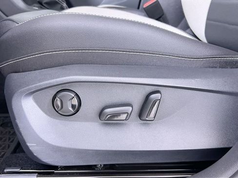 Used 2025 Volkswagen Taos SEL image 12