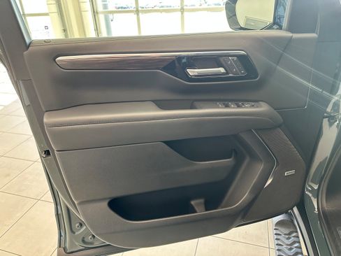 Used 2025 Chevrolet Tahoe Z71 w/ Comfort Package AWD/4WD image 11