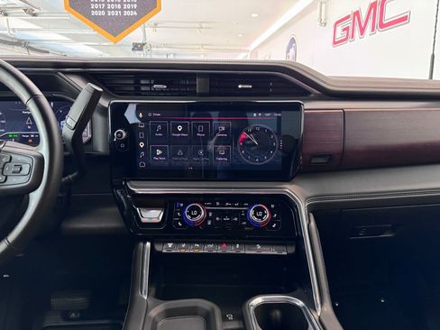 Certified 2025 GMC Sierra 3500 Denali Ultimate AWD/4WD image 19