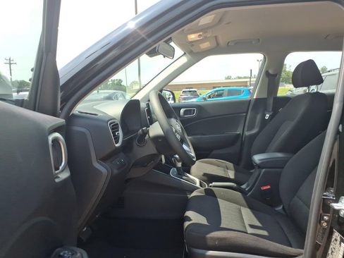 Used 2025 Hyundai Venue SE FWD image 16