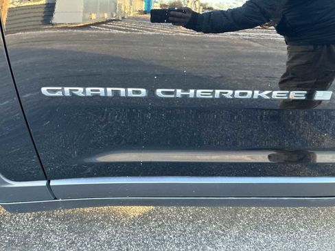 Used 2023 Jeep Grand Cherokee Limited image 33