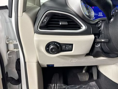 Used 2023 Chrysler Pacifica Touring-L FWD image 13