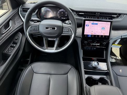 New 2025 Jeep Grand Cherokee Limited w/ Black Appearance Package image 15
