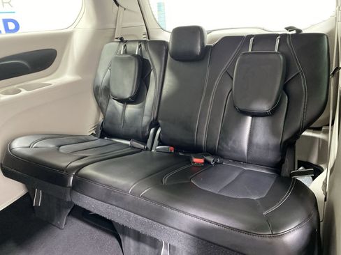 Used 2023 Chrysler Pacifica Touring-L image 22