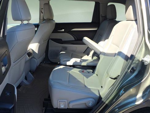 Used 2017 Toyota Highlander XLE image 24