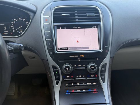 Used 2018 Lincoln MKX Reserve w/ Driver Assistance Package FWD image 17