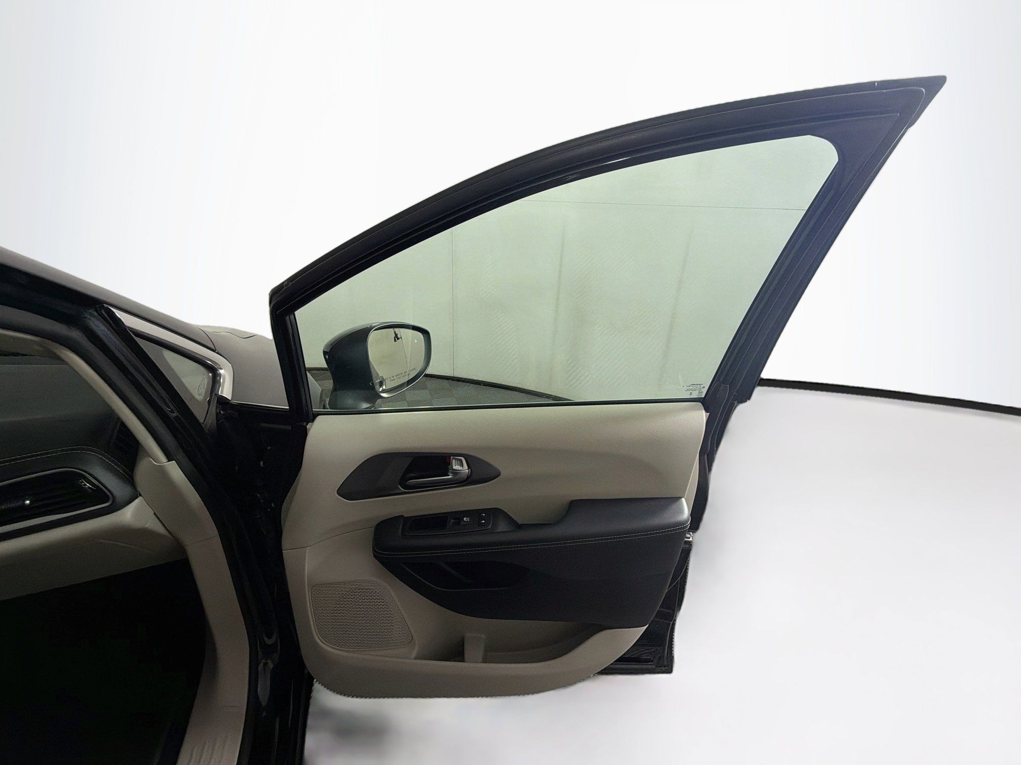 Used 2023 Chrysler Pacifica Touring-L FWD image 34