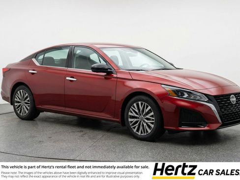 Used 2025 Nissan Altima 2.5 SV FWD image 1