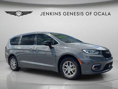 Used 2025 Chrysler Pacifica Select