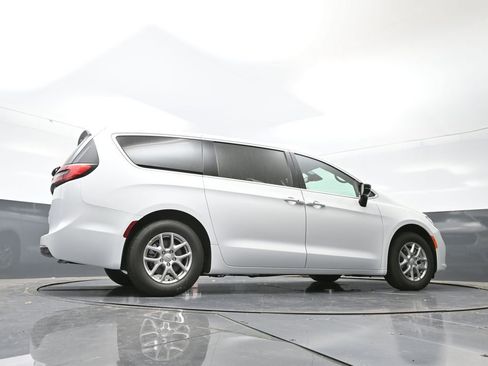 New 2026 Chrysler Pacifica Select image 37