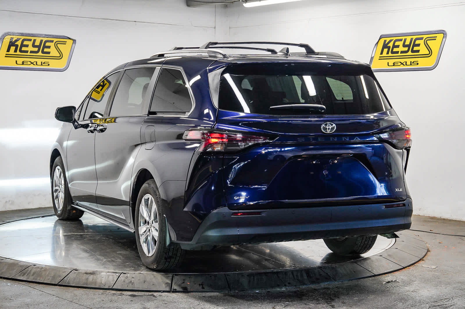 Used 2026 Toyota Sienna XLE FWD image 2