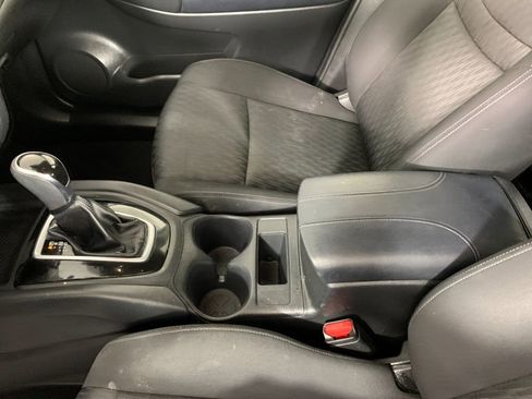 Used 2020 Nissan Rogue S image 28