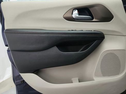 Used 2019 Chrysler Pacifica Touring-L FWD image 21