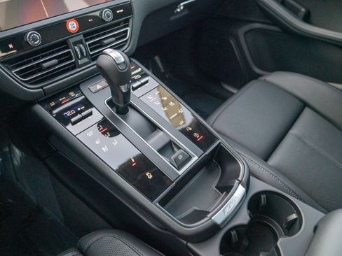 Certified 2026 Porsche Macan AWD/4WD image 21