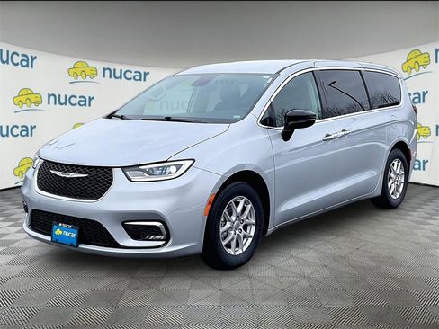 Used 2024 Chrysler Pacifica Touring-L image 3