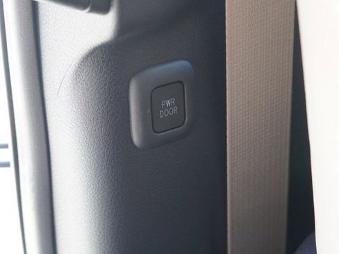 Used 2024 Toyota Sienna XLE FWD image 43