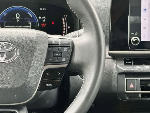 Used 2025 Toyota Camry SE FWD image 9