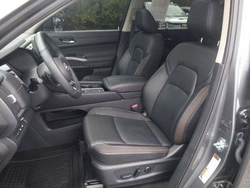 Certified 2025 Nissan Pathfinder SL w/ SL Premium Package FWD image 19