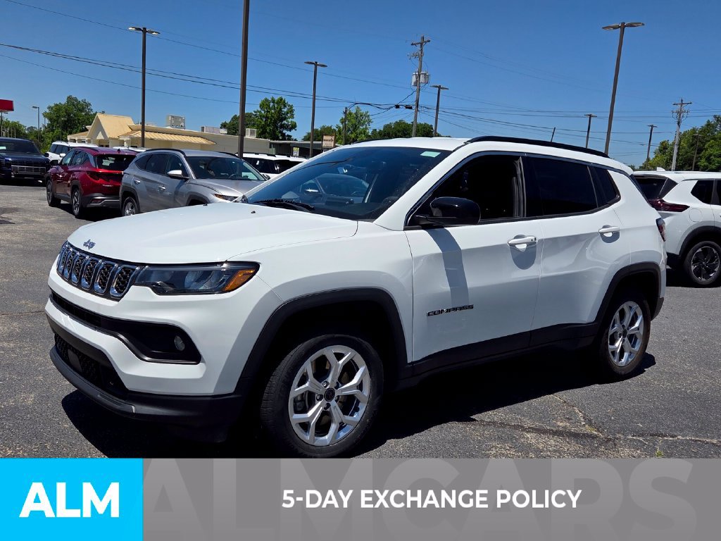 Used 2025 Jeep Compass Latitude AWD/4WD image 3