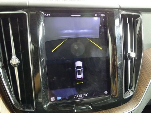 Used 2023 Volvo XC60 B5 Plus image 11