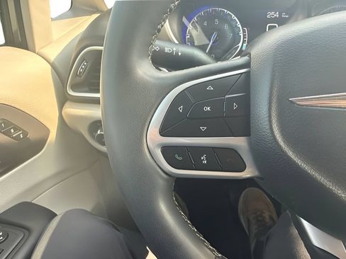 Used 2023 Chrysler Pacifica Touring-L FWD image 12