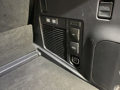 Used 2025 Lincoln Navigator Reserve image 32