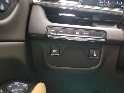 Used 2022 Cadillac Escalade ESV Premium Luxury image 31