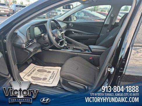 Used 2025 Hyundai Elantra SE FWD image 9