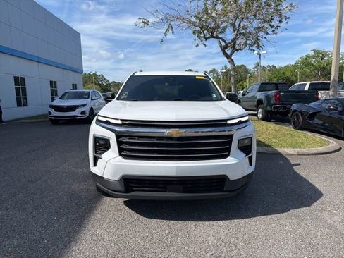 Used 2025 Chevrolet Traverse LT image 2