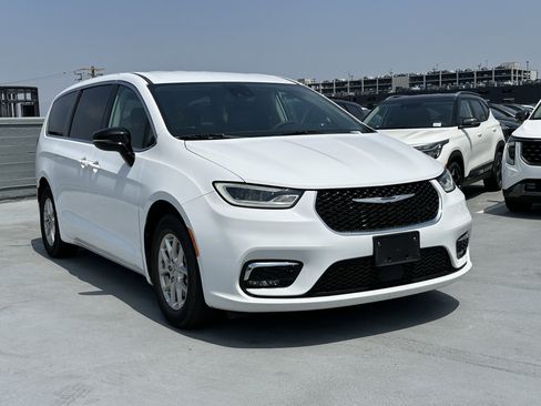 Used 2024 Chrysler Pacifica Touring-L FWD image 10