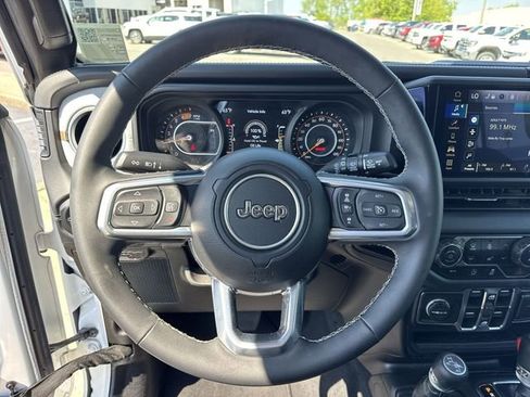 Used 2025 Jeep Wrangler Unlimited Sahara AWD/4WD image 17