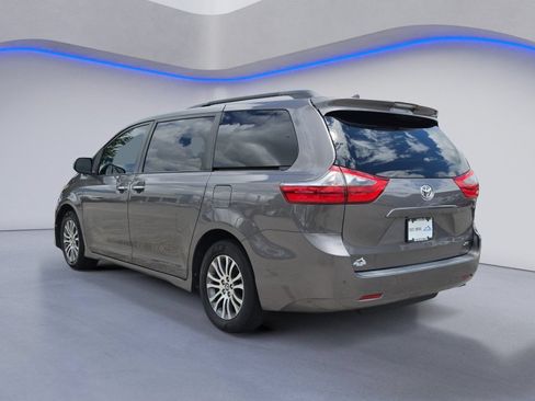 Used 2020 Toyota Sienna XLE Premium FWD image 3