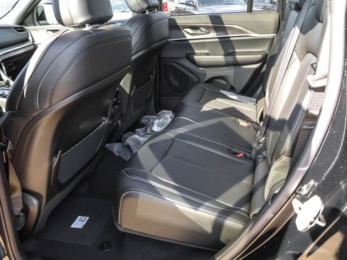 New 2025 Jeep Grand Cherokee Limited w/ Luxury Tech Group II image 16