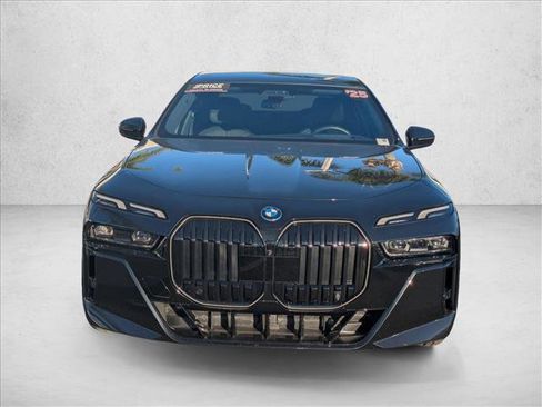 Used 2025 BMW i7 xDrive60 image 2