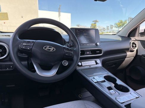 Used 2023 Hyundai Kona SE image 7