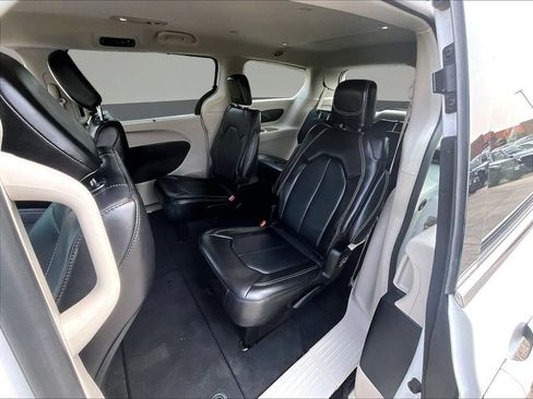 Used 2024 Chrysler Pacifica Touring-L FWD image 25
