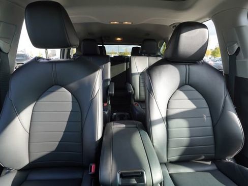 Used 2024 Toyota Highlander LE image 38