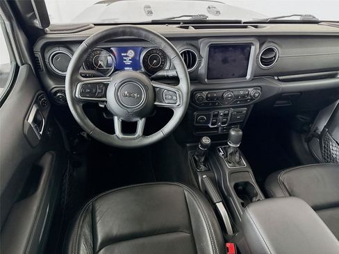 Used 2020 Jeep Gladiator Overland AWD/4WD image 2