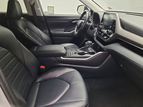 Used 2022 Toyota Highlander XLE FWD image 21