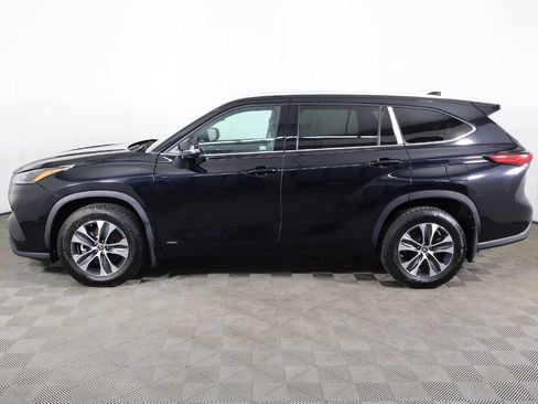 Used 2022 Toyota Highlander XLE AWD/4WD image 18