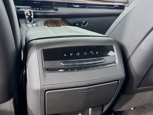 Used 2022 Cadillac Escalade ESV Premium Luxury AWD/4WD image 16