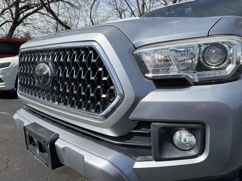 Used 2018 Toyota Tacoma TRD Sport image 4