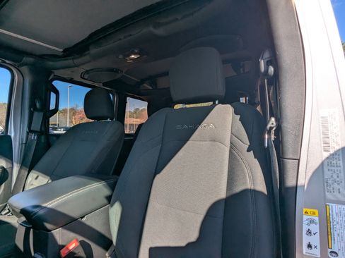 Used 2018 Jeep Wrangler Unlimited Sahara image 9