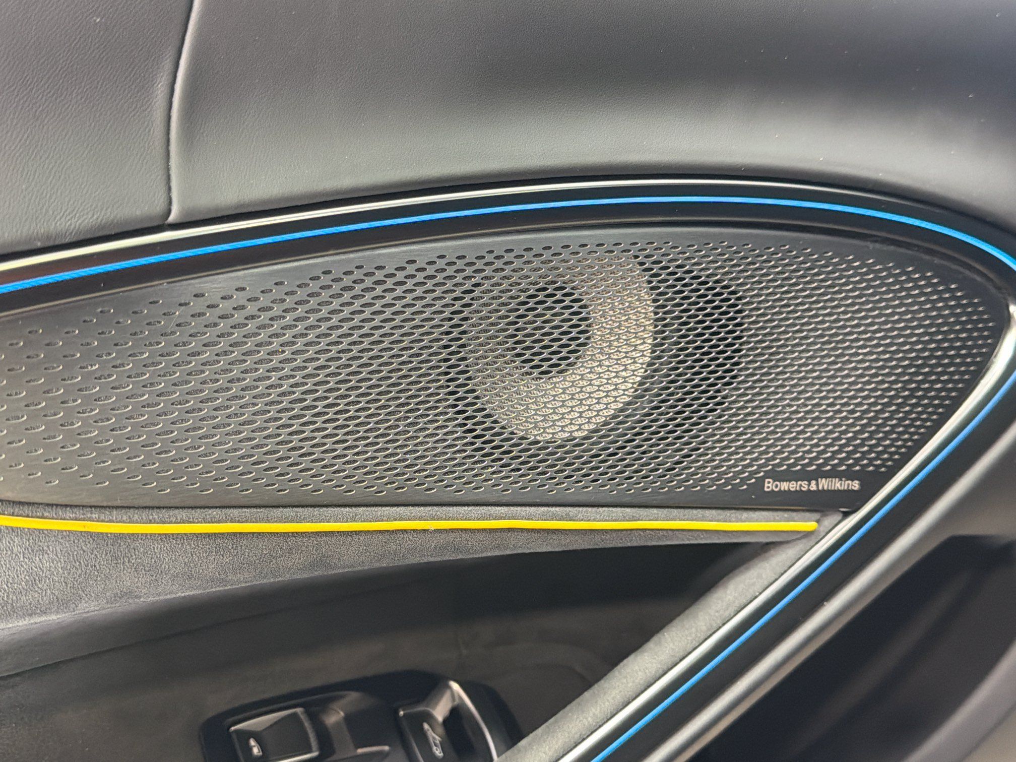 Used 2023 McLaren Artura RWD image 21