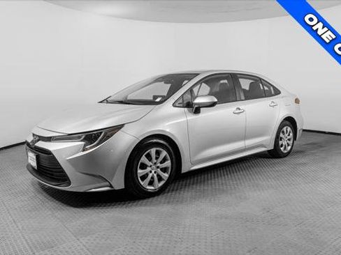 Used 2023 Toyota Corolla LE FWD image 2