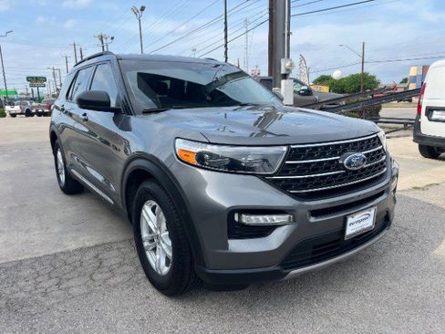 Used 2023 Ford Explorer XLT w/ Equipment Group 202A RWD image 4
