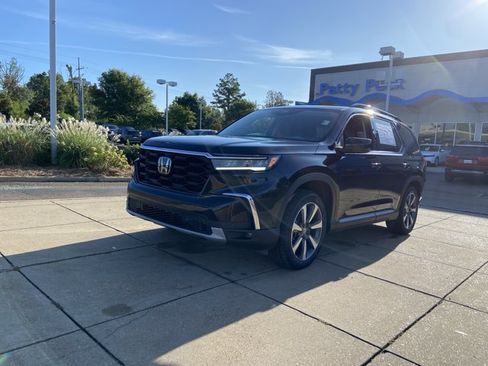 Used 2025 Honda Pilot Touring image 4
