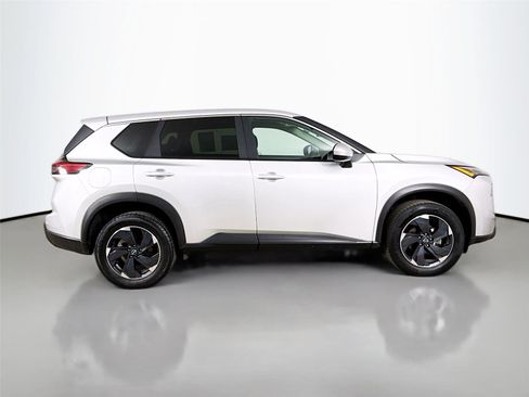 Used 2024 Nissan Rogue SV AWD/4WD image 16